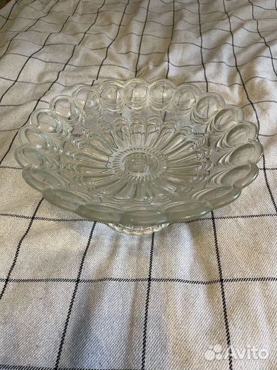 Сервировочное блюдо на ножке