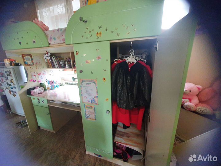 Детская кровать чердак со столом и шкафом бу