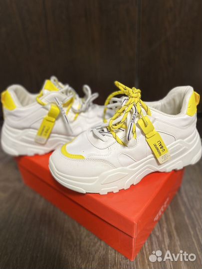 Кроссовки женские