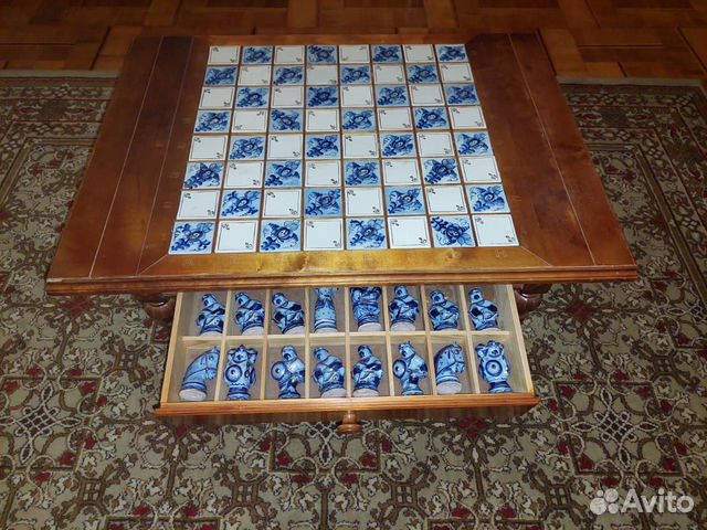 Шахматный стол. Стол натуральное дерево. Фигурки