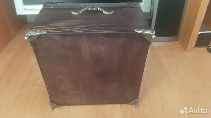 Деревянная шкатулка