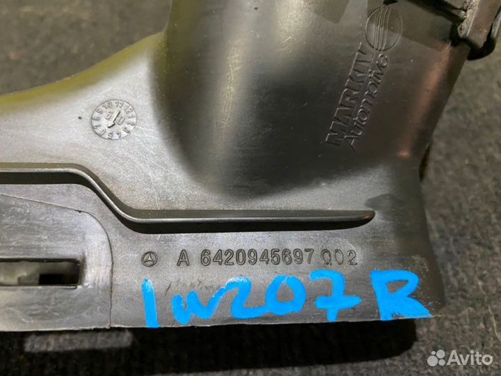 Патрубок воздушного фильтра правый Mercedes 207