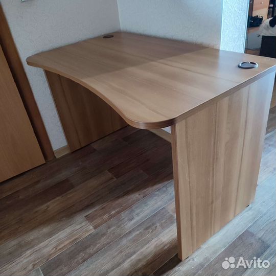 Компьютерный стол + пенал