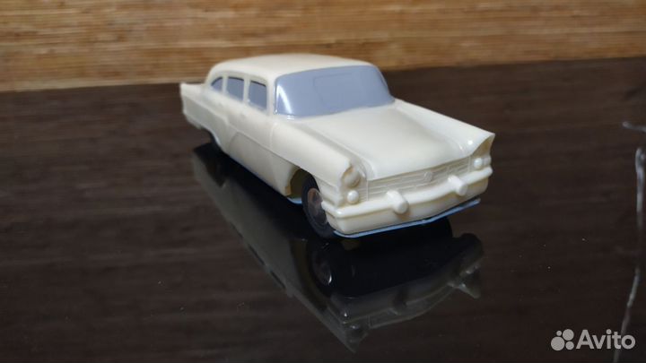 Модель автомобиля газ чайка / карболит инерционный