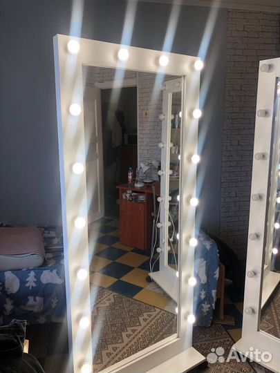 Гримерное зеркало с лампочками холодного света