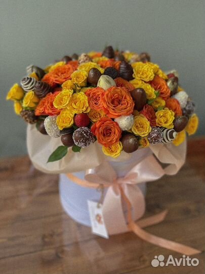 Клубника в шоколаде с цветами