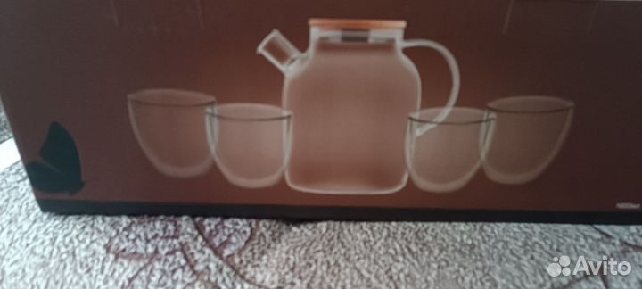 Заварочный чайник и 4 чашки