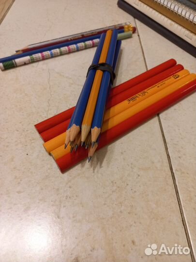 Карандаши простые,кисточки,циркуль