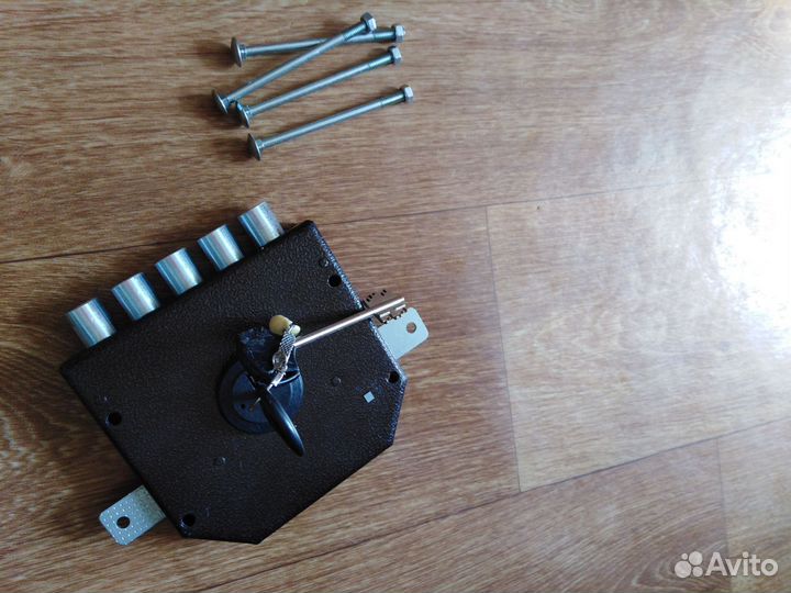 Замок гаражный накладной