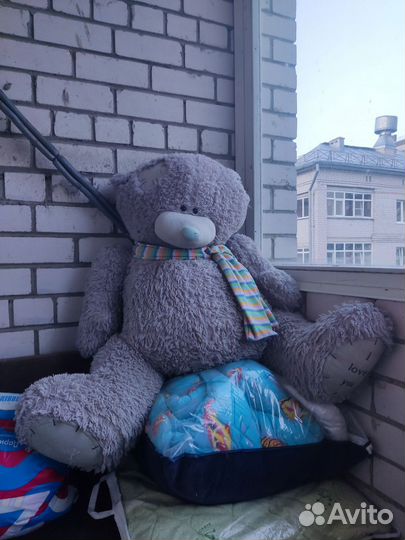 Большой плюшевый медведь
