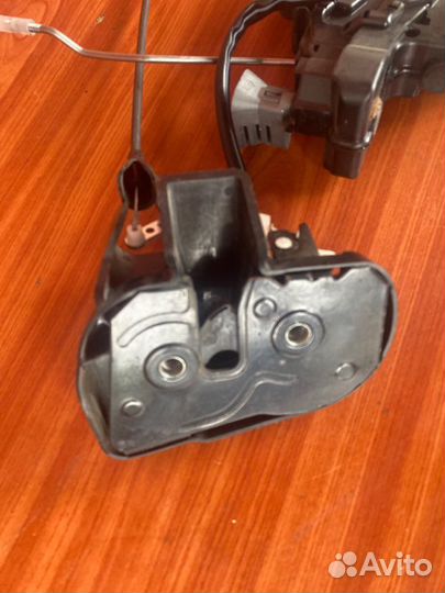 Замок сдвижной двери правый Vw Transporter T5 caab