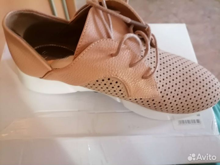 Продам новые кроссовки