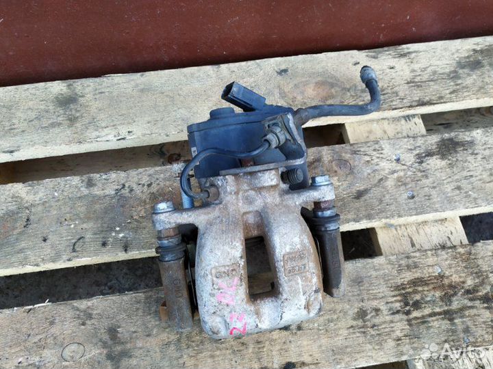 Суппорт задний левый Volkswagen Passat B6 1.8 BZB