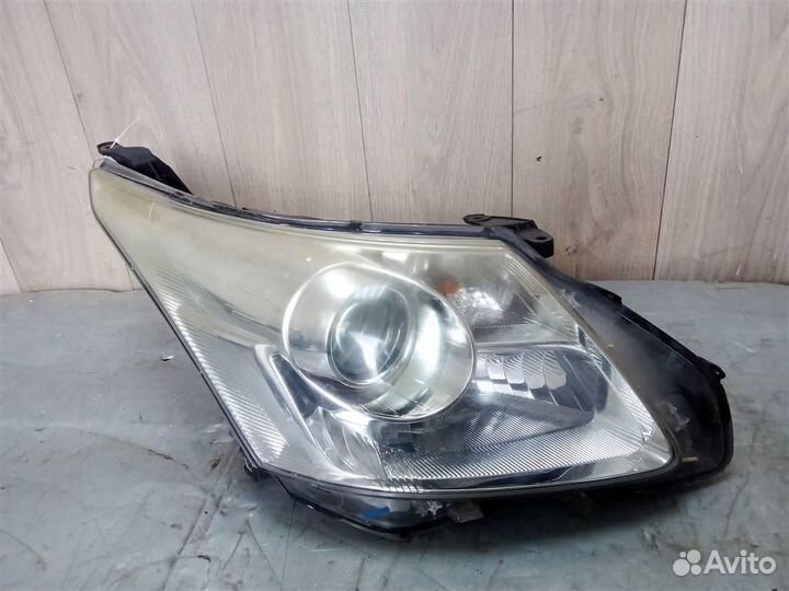 Фара правая Toyota Avensis