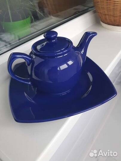 Керамический чайник с тарелкой