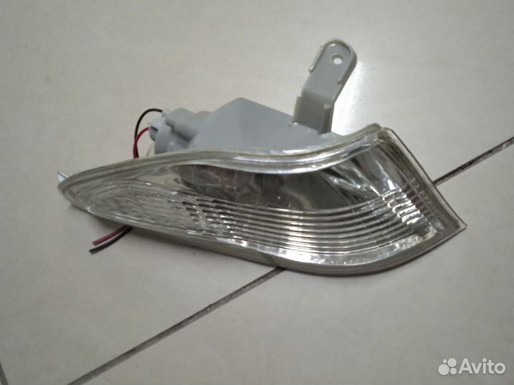 Поворотник правый toyota carina 98-01