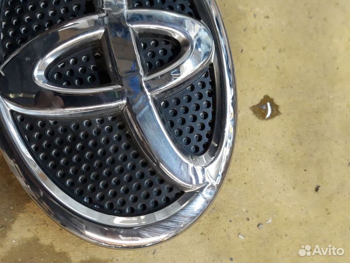 Рав4 15-19 Эмблема передняя Дефект Camry 2011-14