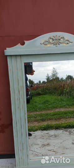 Зеркало в деревянной раме