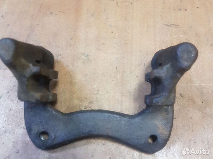 Скоба суппорта задняя Фольксваген Пассат В3-4