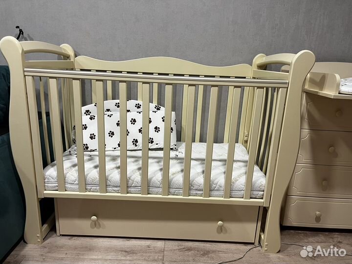 Детская кроватка и пеленальный комод