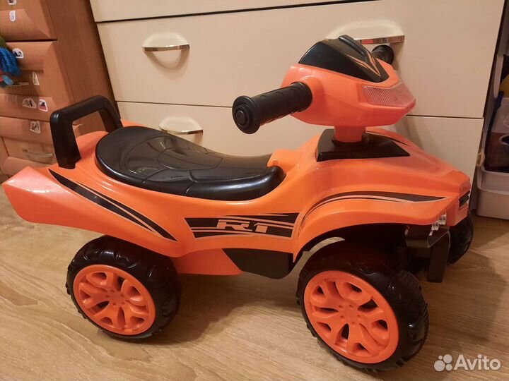 Машинка-каталка (квадроцикл)