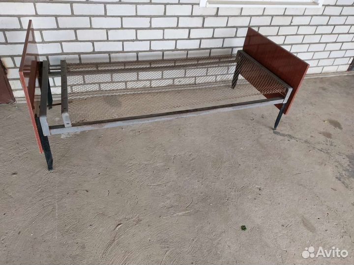 Кровать с металлическим каркасом