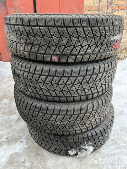 Bridgestone Blizzak DM-V2 215/70 R16