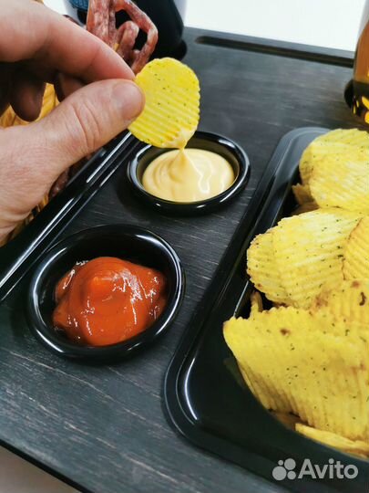 Пивница. Поднос для пива. Пивной столик