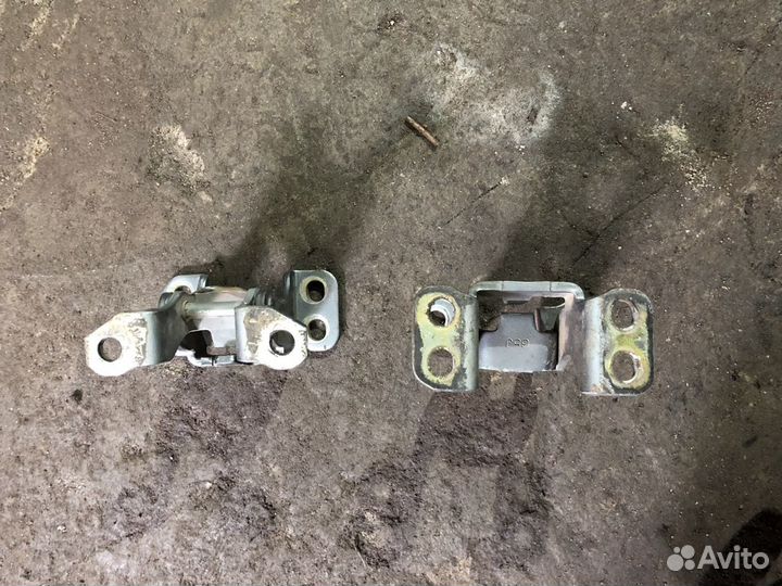 Петля двери багажника Сузуки Гранд Витара 3