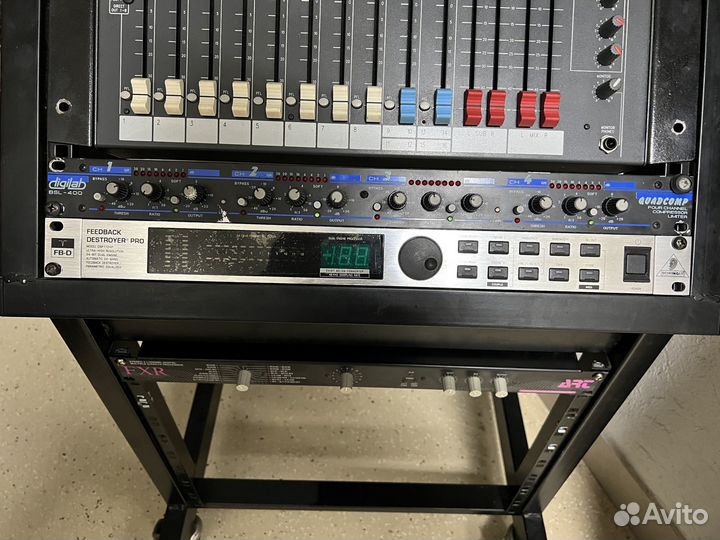 Рековая стойка с приборами