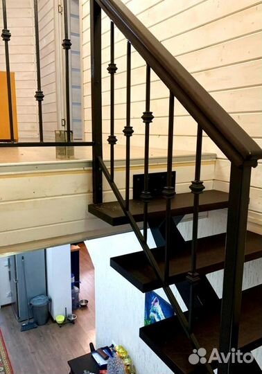 Лестница на металлокаркасе открытого типа