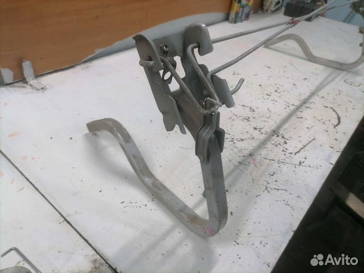 Торсионы и петли крышки багажника Nissan Bluebird