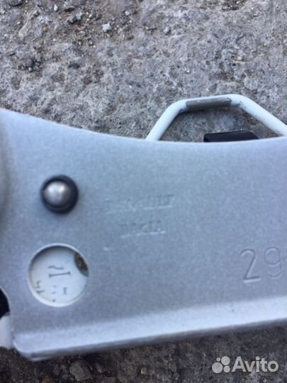 Крепление лючка бензобака Renault Logan II