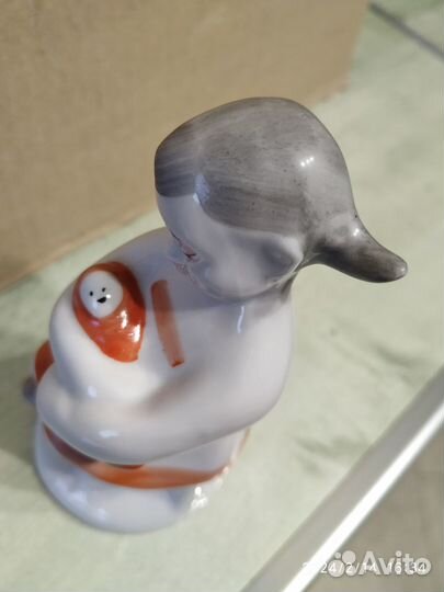 Статуэтка фарфоровая Девочка с куклой Городница