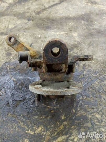 Поворотный кулак передний левый Nissan Almera N16