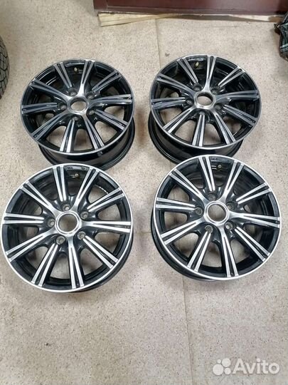 Продам комплект литых дисков на тойоту