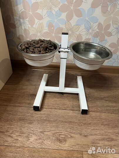 Подставка с тарелками для собак