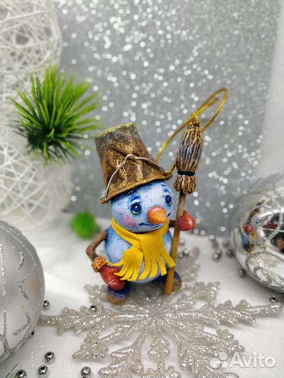 Ёлочная игрушка Снеговик с метлой