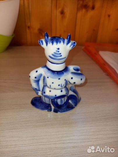 Статуэтка фарфоровая. Гжель. Бык с балалайкой