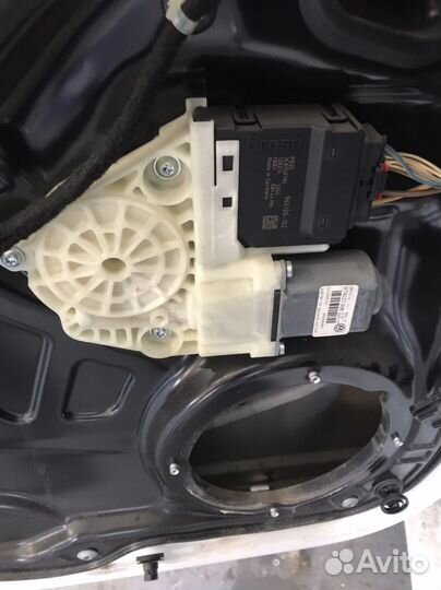 Моторчик стеклоподъемника задний левый Passat B7