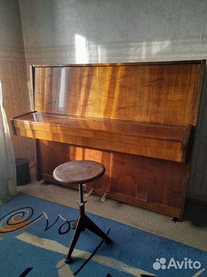 Пианино и стульчик для игры