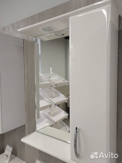 Зеркало со шкафчиком в ванную