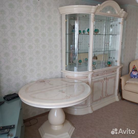 Витрина, стол Роза бежевый