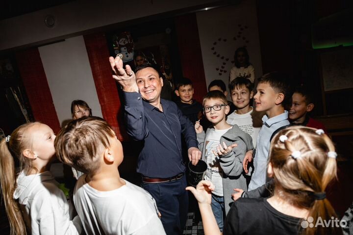 Фокусник-иллюзионист Артём Азаров