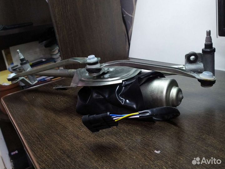 Моторчик стеклоочистителя с трапецией в сборе