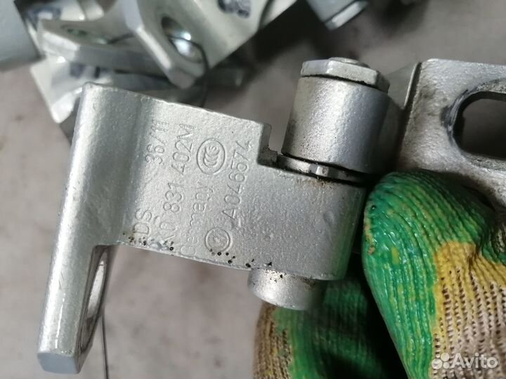 Петля двери верхняя Volkswagen Golf 6 2009-2013