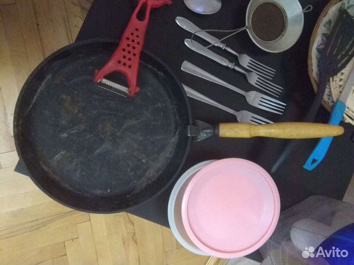 Куханые принадлежности. Для дачи самое то. Сковоро