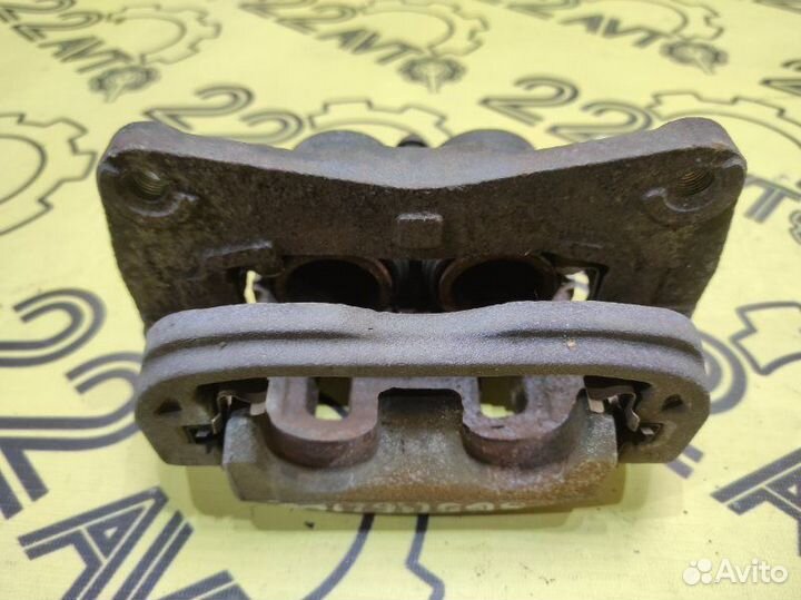 Суппорт передний правый Subaru Forester SG5 EJ205