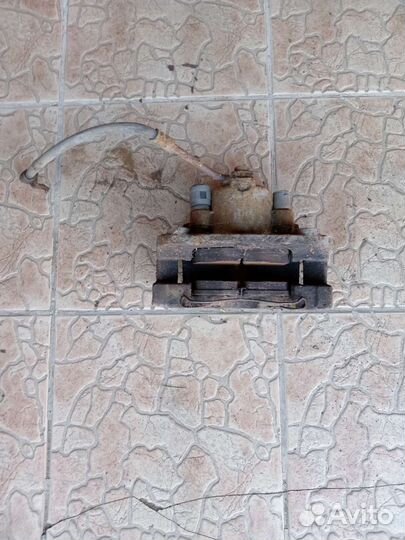 Супорт передний левый на додж статус 2003г