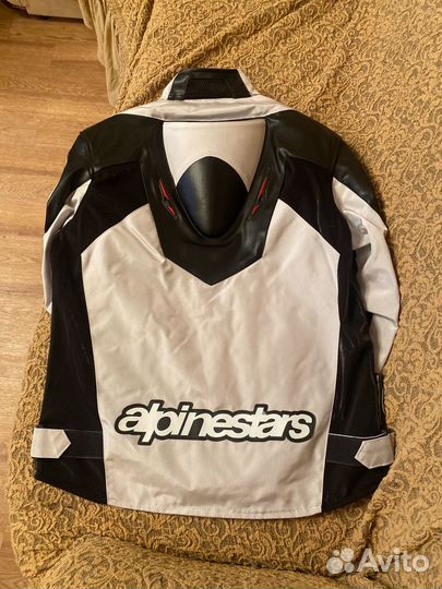 Мотокуртка чёрно-белая с горбом